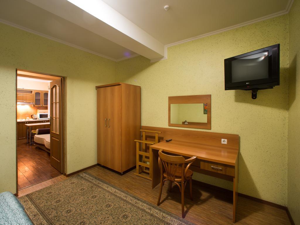 Gala Hotel Kamjanets-Podilskyi Værelse billede