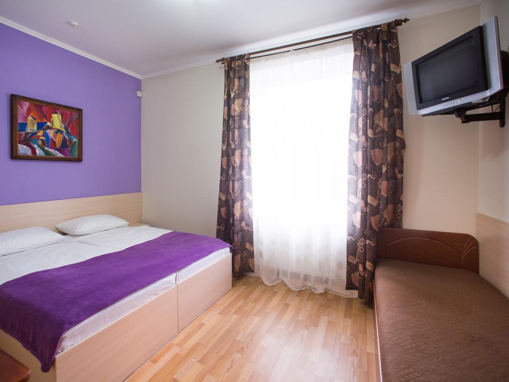 Gala Hotel Kamjanets-Podilskyi Værelse billede