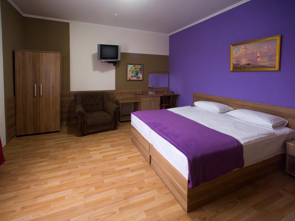 Gala Hotel Kamjanets-Podilskyi Værelse billede